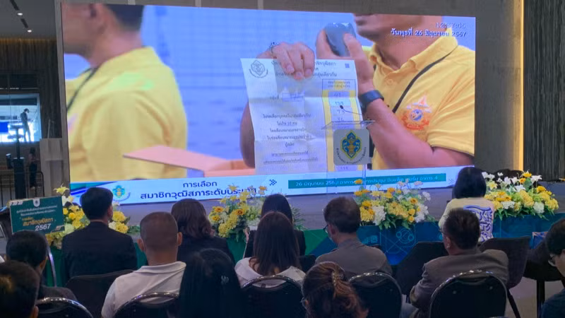 Tiến trình bầu cử được phát trực tiếp trên các màn hình lớn phía bên ngoài. (Ảnh: ĐINH TRƯỜNG)