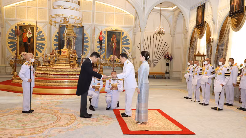 Đại sứ Phạm Việt Hùng trình Quốc thư lên Nhà Vua Thái Lan Maha Vajiralongkorn Phra Vajiraklaochaoyuhua. (Ảnh: Đại sứ quán Việt Nam tại Thái Lan cung cấp)