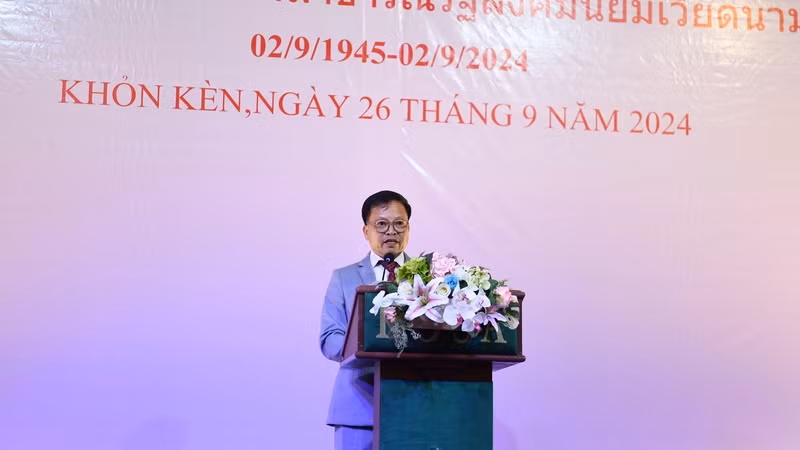 Ông Trần Thanh Trung, Phụ trách Tổng lãnh sự quán Việt Nam tại Khon Kaen phát biểu khai mạc buổi lễ. (Ảnh: XUÂN SƠN)