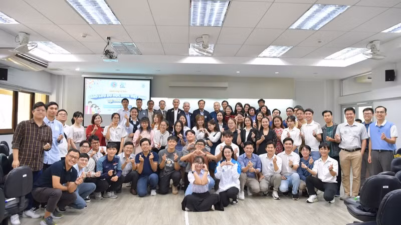 Các du học sinh của Hội Sinh viên Việt Nam tại Thái Lan chụp ảnh lưu niệm cùng các khách mời. (Ảnh: ĐINH TRƯỜNG)