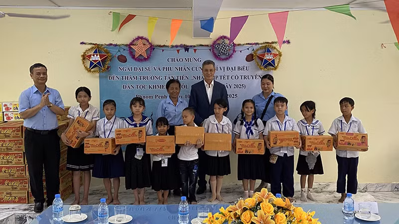 Đại sứ Nguyễn Minh Vũ trao quà tặng các em học sinh Trường tiểu học Hữu nghị Tân Tiến.