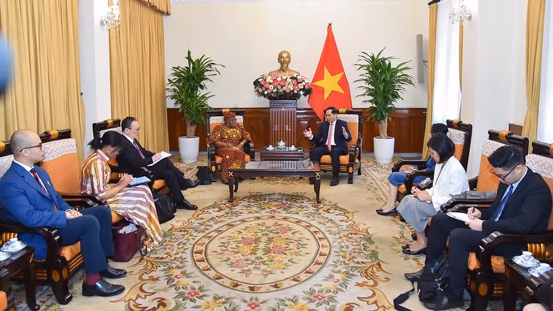 Toàn cảnh cuộc làm việc.