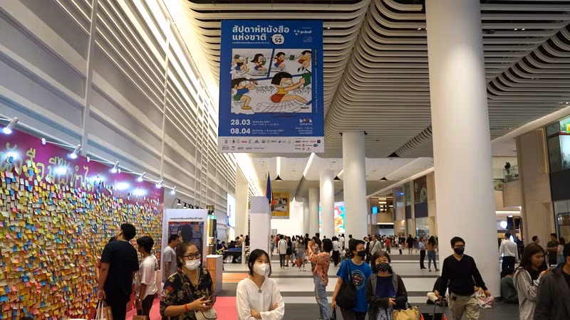 Việc đeo khẩu trang nơi đông người vẫn là biện pháp phòng chống Covid-19 hữu hiệu. (Ảnh: ĐINH TRƯỜNG)