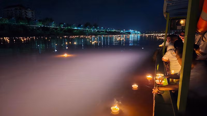 Lễ thả đèn hoa đăng trên sông.
