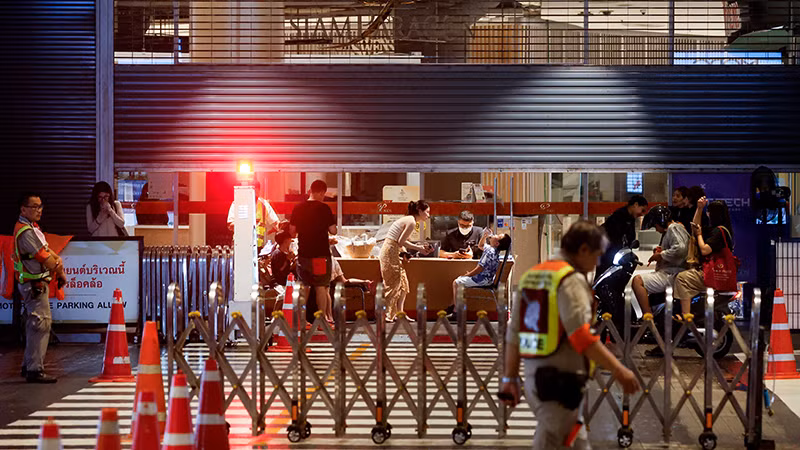 Bên ngoài hiện trường vụ xả súng tại trung tâm thương mại Siam Paragon, ở Bangkok, Thái Lan ngày 3/10/2023. (Ảnh: Reuters)