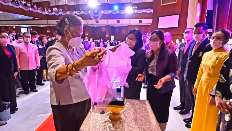 Đại diện Đại sứ quán Việt Nam tại Thái Lan tặng Công chúa Maha Chakri Sirindhorn (bên trái) khăn lụa thêu của Việt Nam tại sự kiện. (Ảnh: Đại sứ quán Việt Nam tại Thái Lan)