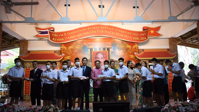 Trao quà tặng các học sinh tại tỉnh Nakhon Phanom, Thái Lan. (Ảnh: XUÂN SƠN)