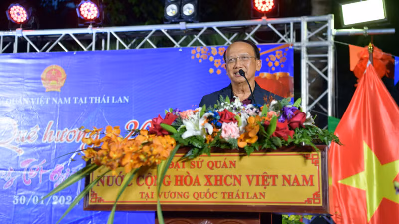 Ông Nguyễn Ngọc Thìn, Chủ tịch Hội Người Việt Nam toàn Thái Lan bày tỏ niềm xúc động về sự quan tâm của Đảng và Nhà nước dành cho kiều bào. Ông Nguyễn Ngọc Thìn, Chủ tịch Hội Người Việt Nam toàn Thái Lan bày tỏ niềm xúc động về sự quan tâm của Đảng và Nhà nước dành cho kiều bào.