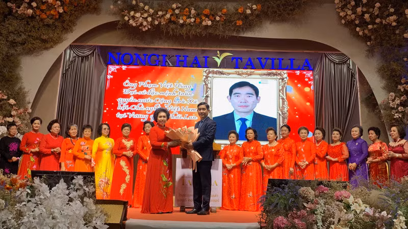 Đại sứ Việt Nam tại Thái Lan Phạm Việt Hùng tặng hoa chúc mừng bà Đinh Thị Kim Loan, Trưởng Ban Phụ nữ kiều bào toàn Thái cùng các thành viên Ban Chấp hành. (Ảnh: XUÂN SƠN)