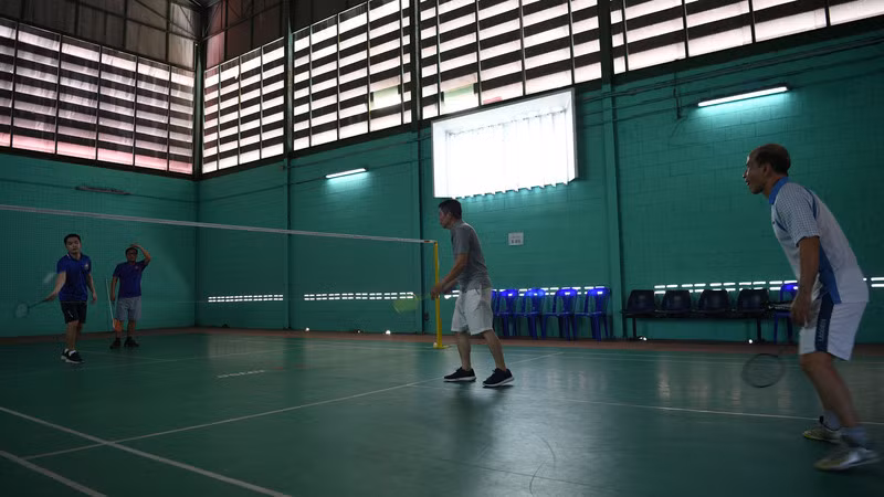 Cán bộ, nhân viên Đại sứ quán Lào và Đại sứ quán Việt Nam tại Thái Lan giao lưu cầu lông. Ảnh: XUÂN SƠN