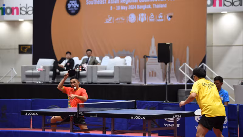 Một cú giật bóng ghi điểm xuất sắc của Đinh Anh Hoàng tại giải đấu chiều ngày 10/5. (Ảnh: XUÂN SƠN)