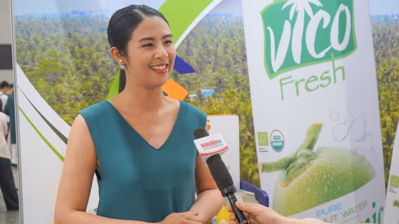 Hoa hậu Ngọc Hân chia sẻ về trải nghiệm tham quan hội chợ. (Ảnh: ĐINH TRƯỜNG)