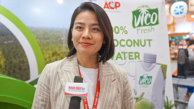 Bà Nguyễn Phương Thanh, đại diện gian hàng Công ty Cổ phần Chế biến dừa Á Châu (ACP). (Ảnh: ĐINH TRƯỜNG)