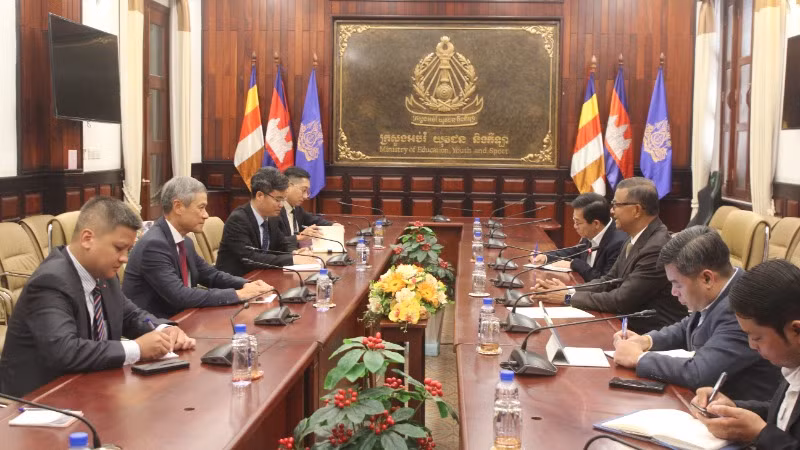 Đại sứ Việt Nam tại Campuchia Nguyễn Minh Vũ (thứ hai từ trái sang) làm việc với Phó Thủ tướng, Bộ trưởng Giáo dục, Thanh niên và Thể thao Campuchia Hang Chuon Naron (thứ ba từ phải sang).