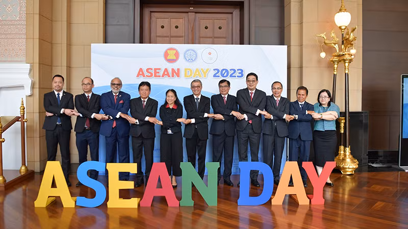 Đại sứ Việt Nam tại Thái Lan Phan Chí Thành (thứ ba từ phải sang) tham dự sự kiện. (Ảnh: ĐINH TRƯỜNG)