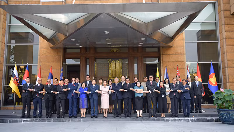 Các đại biểu tham dự lễ thượng cờ ASEAN tại trụ sở Bộ Ngoại giao Thái Lan. (Ảnh: ĐINH TRƯỜNG)