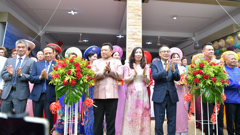 Thứ trưởng Ngoại giao Lê Thị Thu Hằng và các đại biểu tại lễ khánh thành trụ sở Hội người Việt Nam tỉnh Udon Thani, Thái Lan. (Ảnh: ĐINH TRƯỜNG)