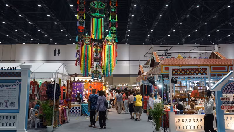 Các gian hàng tại Lễ hội Du lịch Thái Lan năm 2024 được tổ chức tại Trung tâm Hội nghị Quốc gia Queen Sirikit ở thủ đô Bangkok của Thái Lan. (Ảnh: ĐINH TRƯỜNG)