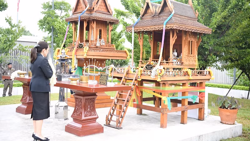 Thủ tướng Paetongtarn Shinawatra thực hiện nghi thức lần đầu dự phiên họp Quốc hội. (Ảnh: XUÂN SƠN)