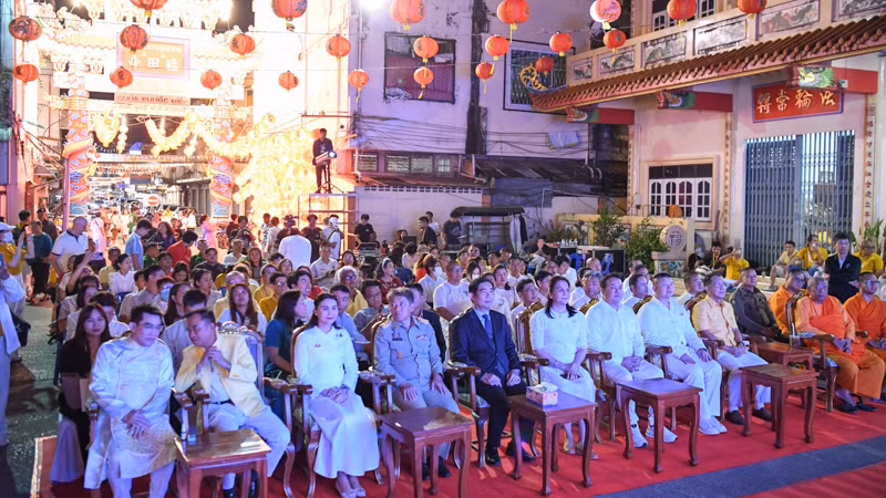 Đoàn công tác Đại sứ quán Việt Nam tại Thái Lan, các đại diện chính quyền Chanthaburi và đông đảo người dân tham gia buổi lễ.