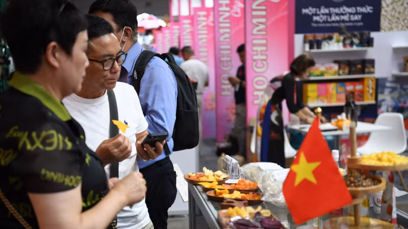 Các sản phẩm của Việt Nam được khách tham quan hội chợ đánh giá cao. (Ảnh: XUÂN SƠN)