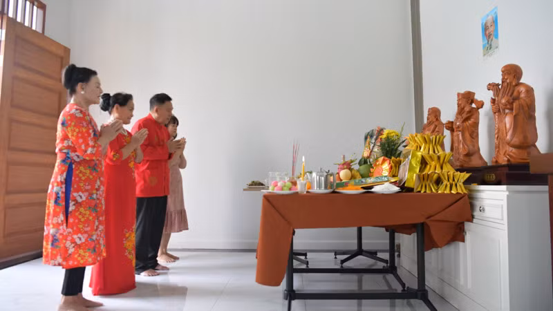 Bác Hòa cùng kiều bào lễ tạ tổ tiên, các vị thần thổ địa, thổ công Táo quân.