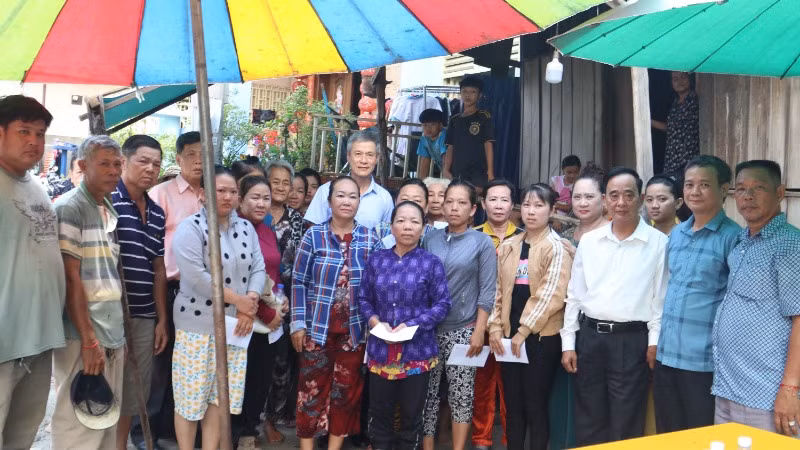 Đoàn công tác của Đại sứ quán và Hội Khmer-Việt Nam tại Campuchia thăm hỏi tình hình của bà con.