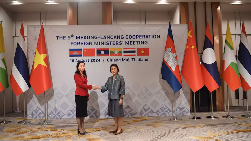 Thứ trưởng Ngoại giao Nguyễn Minh Hằng (bên trái) dẫn đầu đoàn đại biểu Việt Nam tham dự Hội nghị. (Ảnh: ĐINH TRƯỜNG)