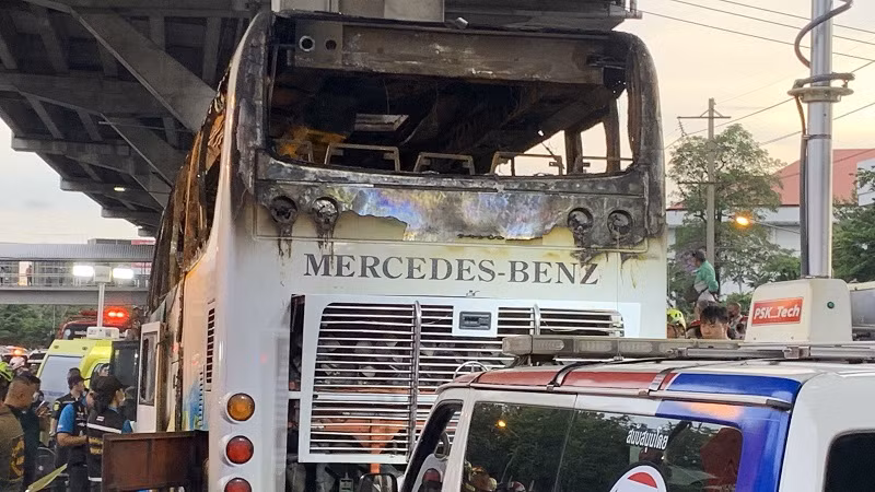 Cả hai cửa thoát hiểm phía sau và giữa xe đều không được mở kịp khi xe xảy ra hỏa hoạn hôm 1/10. (Ảnh: ĐINH TRƯỜNG)