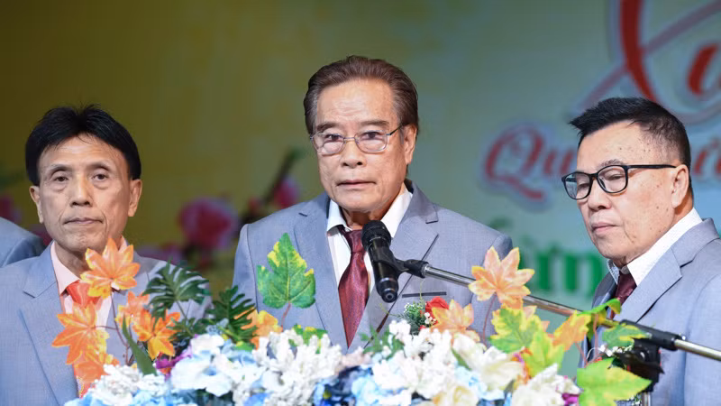 Ông Đỗ Xuân Phúc, Chủ tịch Hội Thái Việt Bangkok và vùng phụ cận (đứng giữa).