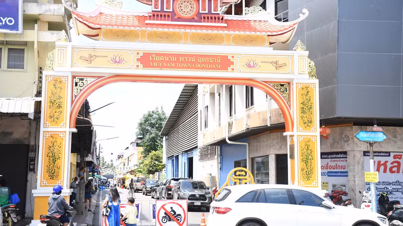 Phố Việt Nam trở thành địa điểm du lịch, văn hóa yêu thích của đông đảo kiều bào, người dân Thái Lan và du khách quốc tế mỗi khi tới tỉnh Udon Thani. (Ảnh: XUÂN SƠN)