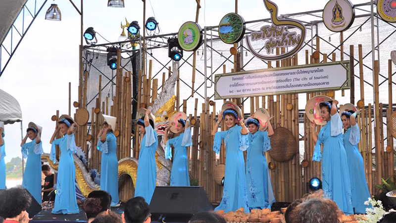 Tiết mục múa tốp nữ “Việt Nam quê hương tôi” của Hội người Việt Nam tỉnh Nongkhai, Thái Lan. 