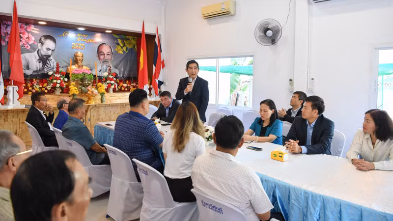 Đoàn công tác Đại sứ quán Việt Nam tại Thái Lan gặp gỡ kiều bào tỉnh Sa Kaeo.