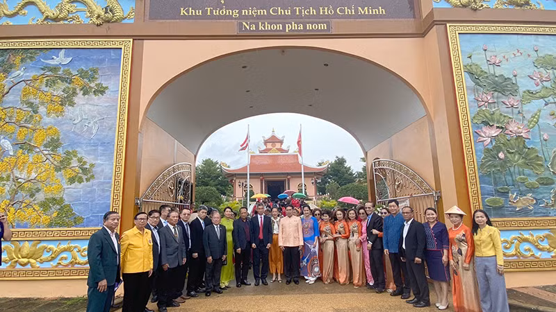 Các đại biểu chụp ảnh tại Khu Tưởng niệm Chủ tịch Hồ Chí Minh ở tỉnh Nakhon Phanom.