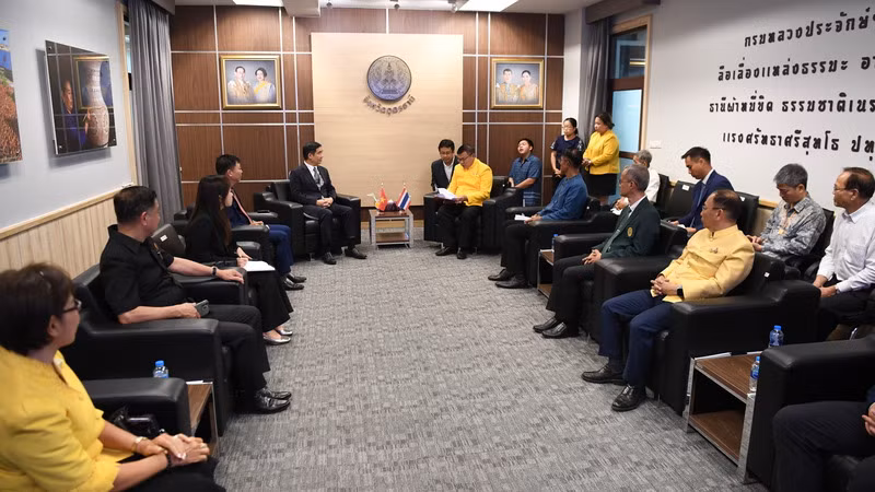 Đoàn công tác Đại sứ quán Việt Nam tại Thái Lan làm việc với lãnh đạo tỉnh Udon Thani. (Ảnh: ĐINH TRƯỜNG)