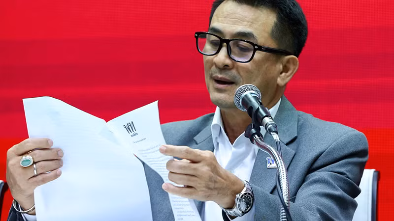 Lãnh đạo đảng Pheu Thai, ông Chonlanan Srikaew tại buổi họp báo ngày 2/8/2023. (Ảnh: Reuters)