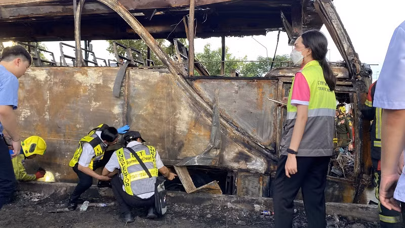 Các nhân viên điều tra đang khám nghiệm hiện trường. (Ảnh: ĐINH TRƯỜNG)