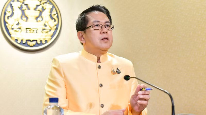 Người phát ngôn Chính phủ Thái Lan Jirayu Houngsub công bố kết quả họp Nội các ngày 3/3. Ảnh: Văn phòng Chính phủ Thái Lan