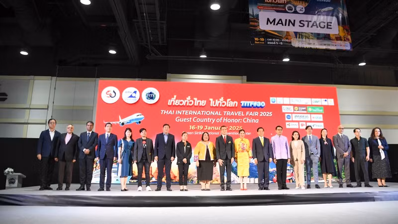 Các đại biểu chụp ảnh lưu niệm tại lễ khai mạc Hội chợ Du lịch quốc tế Thái Lan (TITF) lần thứ 30. 