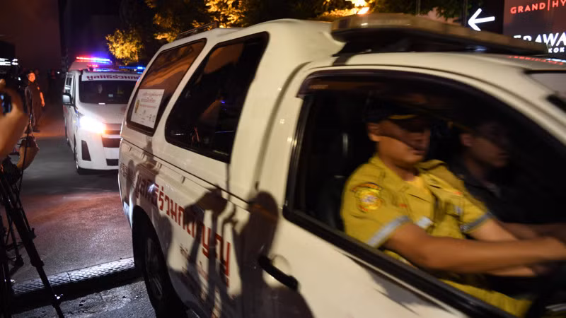 Thi hài các nạn nhân được đưa ra khỏi khách sạn Grand Hyatt Erawan. (Ảnh: XUÂN SƠN)