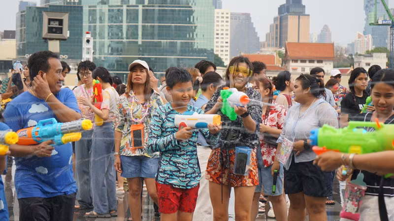 Người dân Thái Lan và du khách tham gia hoạt động té nước trong Tết Songkran. (Ảnh: ĐINH TRƯỜNG)