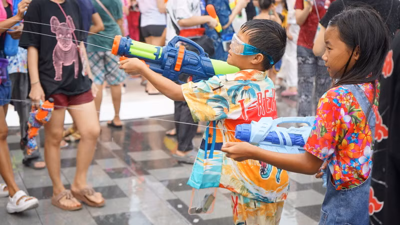 Các em nhỏ thích thú hòa mình vào không khí lễ hội trong dịp Tết cổ truyền Songkran. (Ảnh: ĐINH TRƯỜNG)