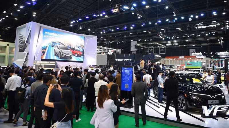 Gian trưng bày của VinFast chật cứng giới truyền thông, chuyên gia về ô-tô của Thái Lan và quốc tế.