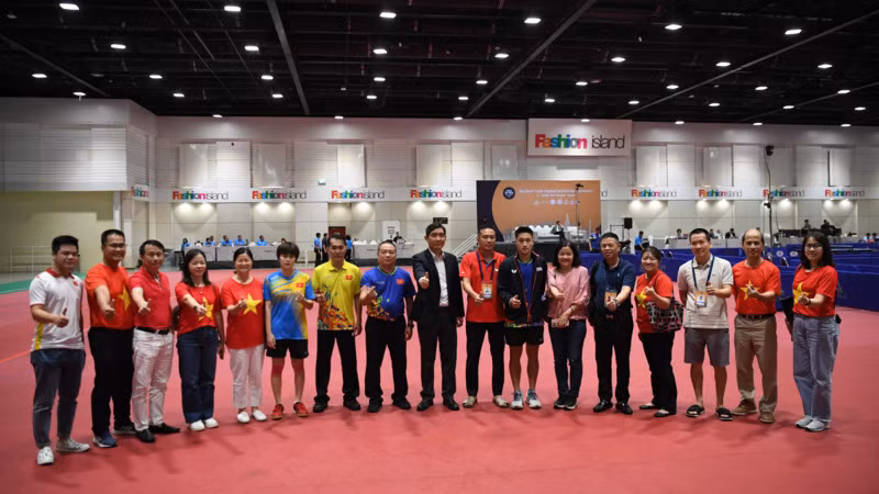 Đại sứ Phạm Việt Hùng khích lệ, động viên vận động viên và đoàn Việt Nam tại sân thi đấu chiều 10/5. (Ảnh: XUÂN SƠN)