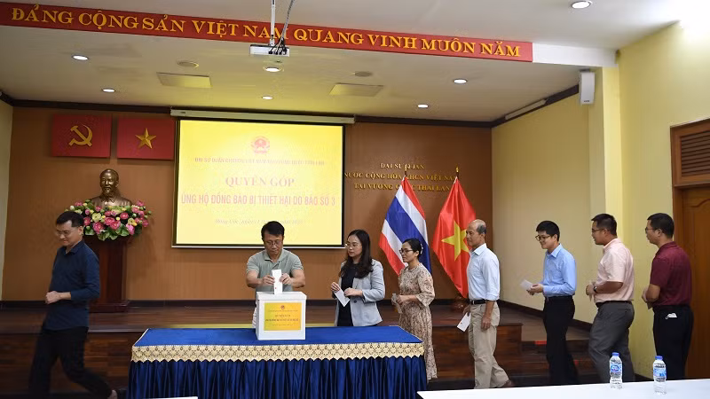 Cán bộ, nhân viên Đại sứ quán Việt Nam tại Thái Lan quyên góp ủng hộ đồng bào bị thiệt hại do cơn bão số 3.
