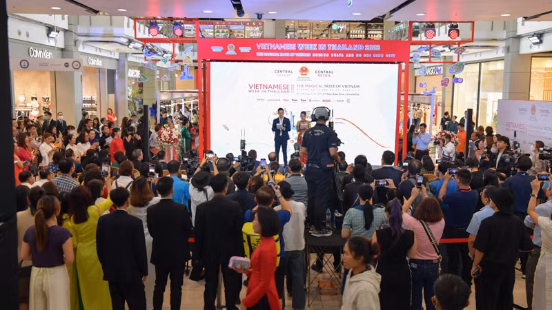 Sự kiện Tuần hàng Việt Nam tại Thái Lan năm 2023, do Bộ Công thương Việt Nam đồng tổ chức ở Bangkok vào tháng 8/2023, thu hút sự quan tâm của đông đảo người dân Thái Lan. (Ảnh: ĐINH TRƯỜNG)