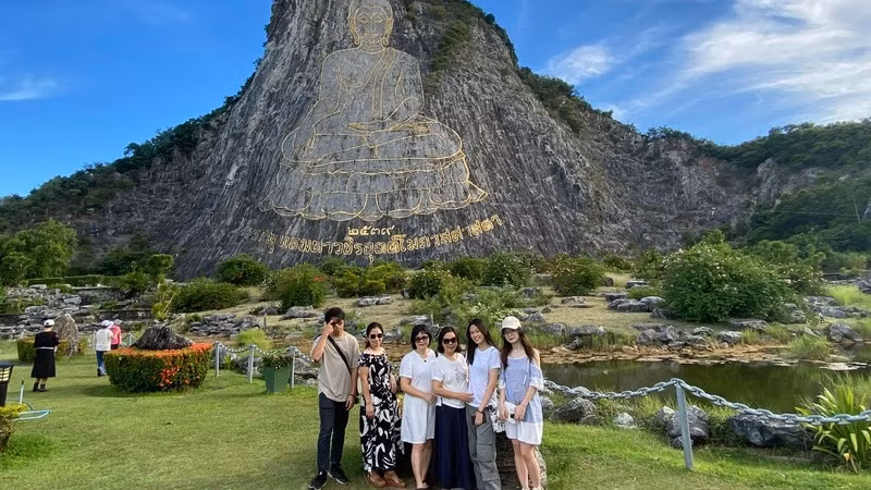 Một nhóm du khách Việt Nam tại Núi Phật vàng Khao Chee Chan, một địa điểm du lịch của Thái Lan tháng 6/2024. (Ảnh: XUÂN SƠN)