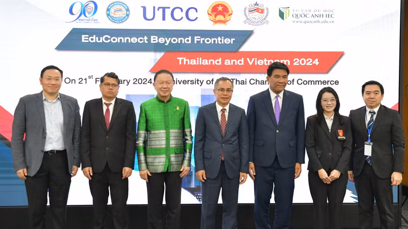 Các đại biểu tham dự sự kiện chụp hình lưu niệm. (Ảnh: XUÂN SƠN)