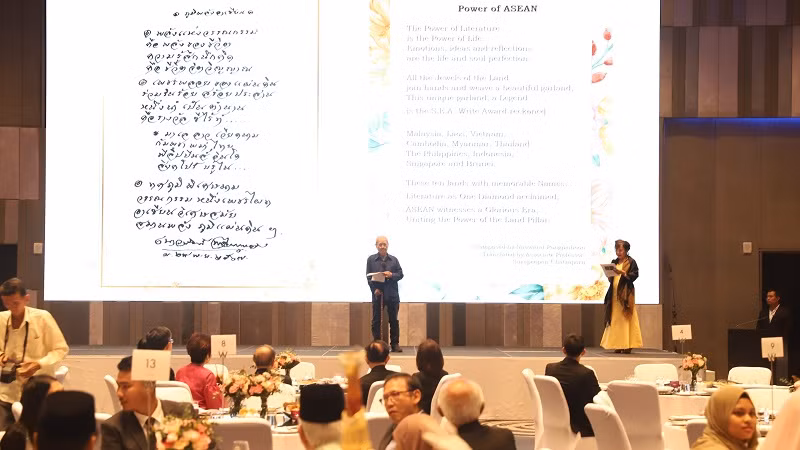 Cây đại thụ của văn học Thái Lan Naowarat Pongpaiboon trình bày bài thơ "Sức mạnh của ASEAN".