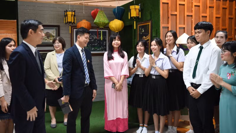 Đoàn công tác của Đại sứ quán Việt Nam tại Thái Lan thăm Trung tâm Việt Nam học tại trường Đại học Rajabhat Udon Thani. (Ảnh: XUÂN SƠN)